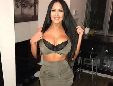 Η «χυμώδης» Sarah Love προκαλεί... «απανωτά εγκεφαλικά» (φωτό)